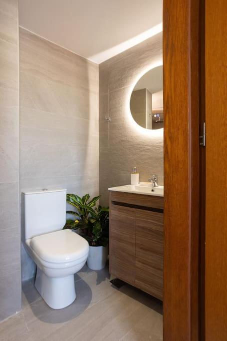 Bright, Serene Penthouse In Town Center W Seaview Heraclión